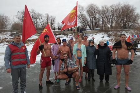 В Омске прошел заплыв под красными флагами