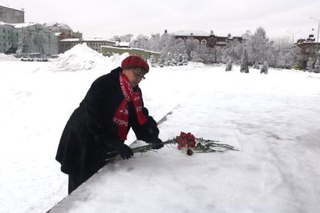 Саратовские коммунисты и комсомольцы почтили память В.И Ленина