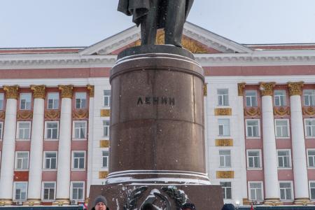 Курские коммунисты: и лопатой, и метлой убираем снег зимой!
