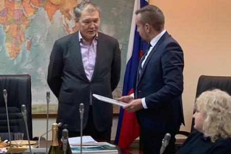 Леонид Калашников приветствовал участников международного фестиваля «Фейерверк новогодних игрушек», который проходил в Государственной Думе