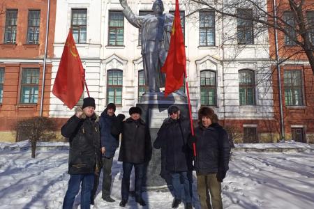 Полицейские окрики не помешали коммунистам провести традиционное возложение цветов к памятнику Ленина в Благовещенске
