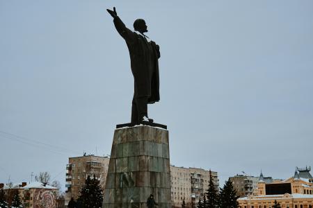 Нижегородские коммунисты очищают от снега памятники Ленину