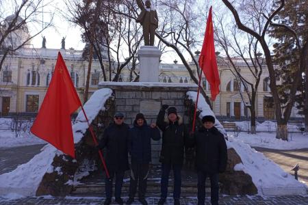 Полицейские окрики не помешали коммунистам провести традиционное возложение цветов к памятнику Ленина в Благовещенске