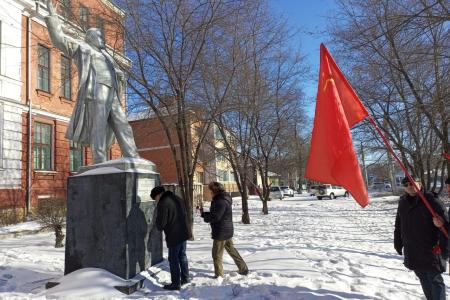 Полицейские окрики не помешали коммунистам провести традиционное возложение цветов к памятнику Ленина в Благовещенске