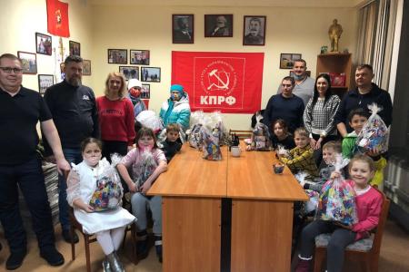 Дети по всей Свердловской области получили подарки от КПРФ