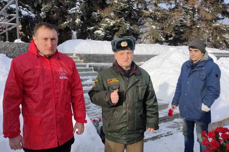 Коммунисты Чувашии почтили память Ленина возложением цветов к его памятникам