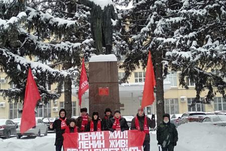 Калужские коммунисты возложили цветы к памятнику В.И. Ленину