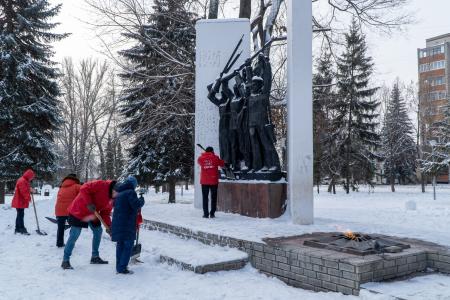 Курские коммунисты: и лопатой, и метлой убираем снег зимой!