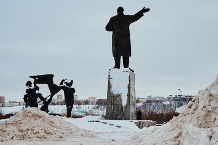 Нижегородские коммунисты очищают от снега памятники Ленину
