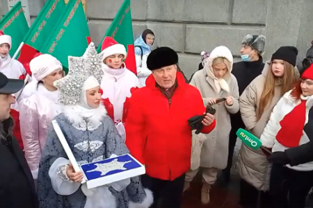 Новосибирск. Мэр-коммунист Анатолий Локоть принял эстафету от Деда Мороза
