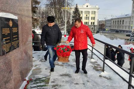 Коммунисты Чувашии почтили память Ленина возложением цветов к его памятникам