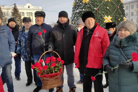 Коммунисты Чувашии почтили память Ленина возложением цветов к его памятникам