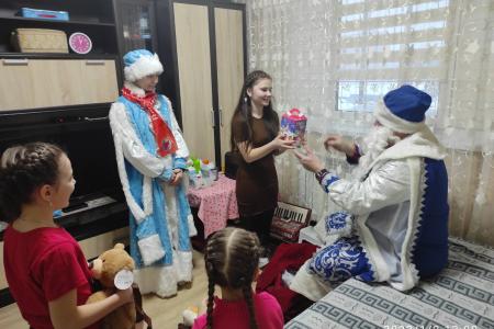 Ямало-Ненецкий автономный округ. В Новом Уренгое коммунисты поздравили маленьких горожан с Новым Годом