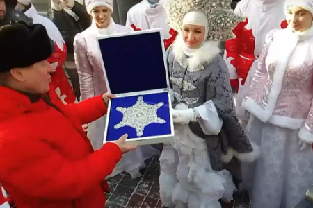Новосибирск. Мэр-коммунист Анатолий Локоть принял эстафету от Деда Мороза