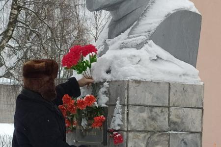 В городах и районах Новгородской области почтили память Владимира Ильича Ленина