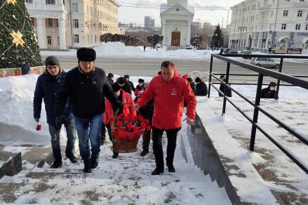 Коммунисты Чувашии почтили память Ленина возложением цветов к его памятникам