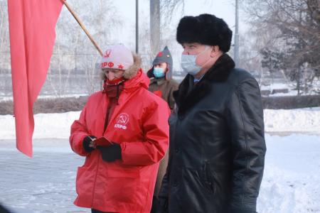В Омской области активисты КПРФ возложили венки и цветы к памятникам В.И. Ленину