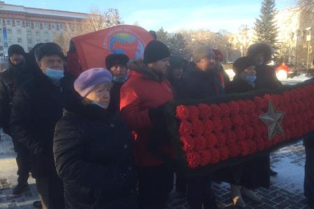 Тюменские коммунисты возложили цветы и венок к памятнику Владимиру Ильичу Ленину