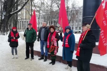КПРФ в Калуге: возложение цветов в честь освобождения города от немецко-фашистских захватчиков
