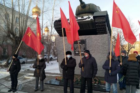 Коммунисты и комсомольцы Забайкалья возложили цветы к памятнику танковой колонны «Комсомолец Забайкалья»