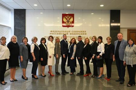 Леонид Калашников приветствовал участников международного фестиваля «Фейерверк новогодних игрушек», который проходил в Государственной Думе