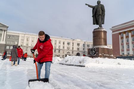 Курские коммунисты: и лопатой, и метлой убираем снег зимой!