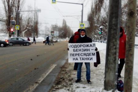 Саратов. Серия одиночных пикетов КПРФ против антинародной социально-экономической политики действующей власти