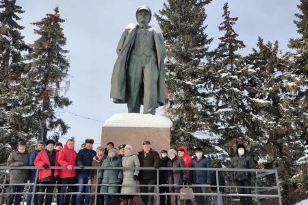 Коммунисты Чувашии почтили память Ленина возложением цветов к его памятникам