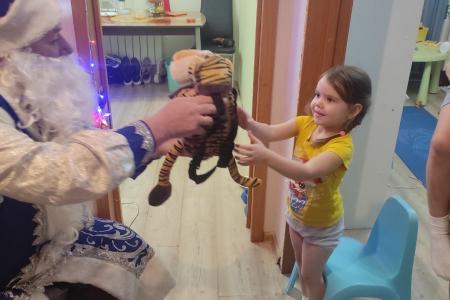 Ямало-Ненецкий автономный округ. В Новом Уренгое коммунисты поздравили маленьких горожан с Новым Годом