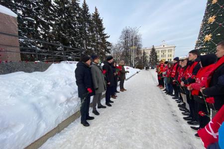 Коммунисты Чувашии почтили память Ленина возложением цветов к его памятникам