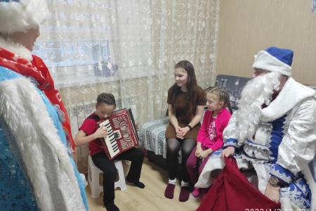 Ямало-Ненецкий автономный округ. В Новом Уренгое коммунисты поздравили маленьких горожан с Новым Годом