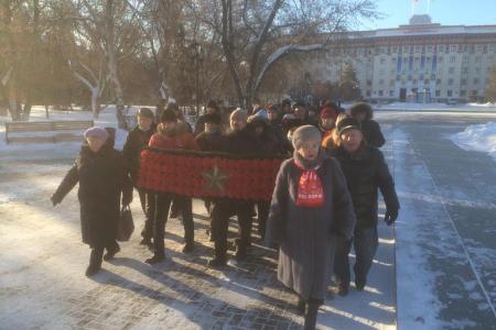Тюменские коммунисты возложили цветы и венок к памятнику Владимиру Ильичу Ленину