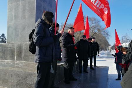 Полицейские окрики не помешали коммунистам провести традиционное возложение цветов к памятнику Ленина в Благовещенске