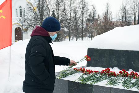 Коммунисты и комсомольцы города Иваново почтили память жертв кровавого воскресенья