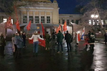 Краснодарский край, город-герой Новороссийск. Активисты КПРФ и ЛКСМ почтили память моряков-десантников