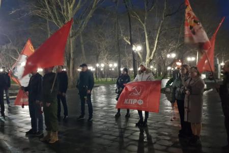 Краснодарский край, город-герой Новороссийск. Активисты КПРФ и ЛКСМ почтили память моряков-десантников