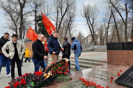Воронежские коммунисты провели в честь Дня Советской Армии возложение цветов на площади Победы и автопробег