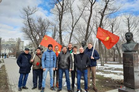Воронежские коммунисты провели в честь Дня Советской Армии возложение цветов на площади Победы и автопробег