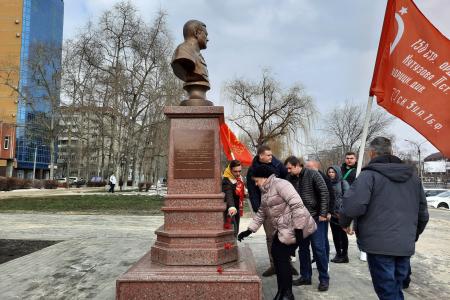 Воронежские коммунисты провели в честь Дня Советской Армии возложение цветов на площади Победы и автопробег