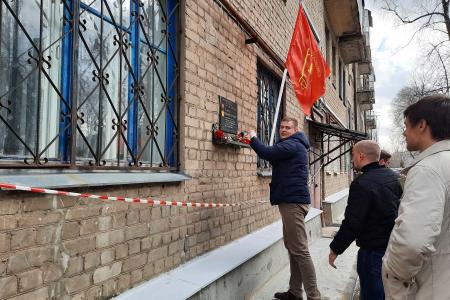 Воронежские коммунисты провели в честь Дня Советской Армии возложение цветов на площади Победы и автопробег