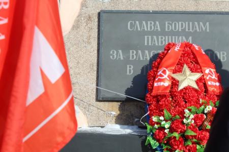 Торжественным возложением цветов отметили коммунисты Приамурья 104-ю годовщину Советской Армии и Военно-морского флота