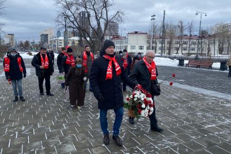 Свердловские коммунисты возложили цветы в честь Дня защитника Отечества