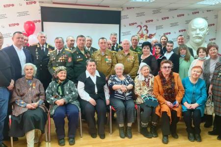 Свердловские коммунисты возложили цветы в честь Дня защитника Отечества