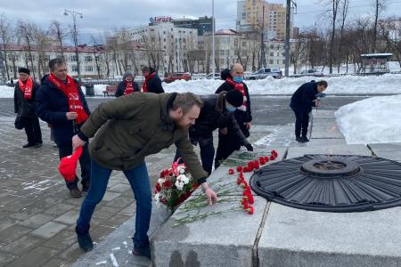 Свердловские коммунисты возложили цветы в честь Дня защитника Отечества