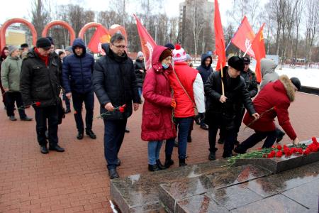 Ярославские коммунисты и сторонники партии отметили 104-ю годовщину Советской Армии и Военно-морского флота