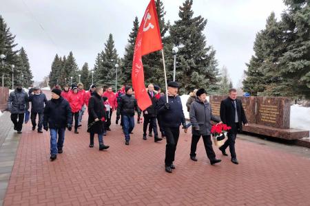 Коммунисты Чувашии организовали возложение цветов к воинским мемориалам