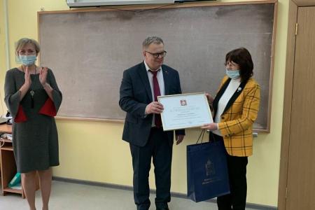 Московская область. Депутат-коммунист Александр Наумов вручил награды Мособлдумы учителям школы №2 города Озеры