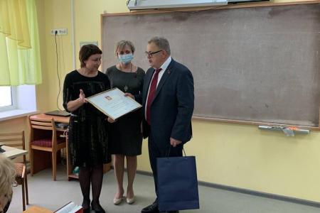 Московская область. Депутат-коммунист Александр Наумов вручил награды Мособлдумы учителям школы №2 города Озеры