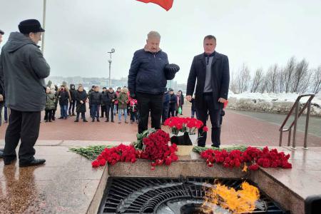 Коммунисты Чувашии организовали возложение цветов к воинским мемориалам