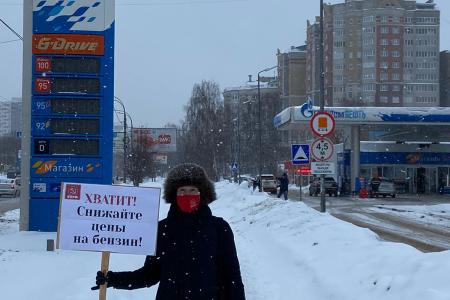 Ивановские коммунисты проводят пикеты против повышения цен на бензин и продукты питания